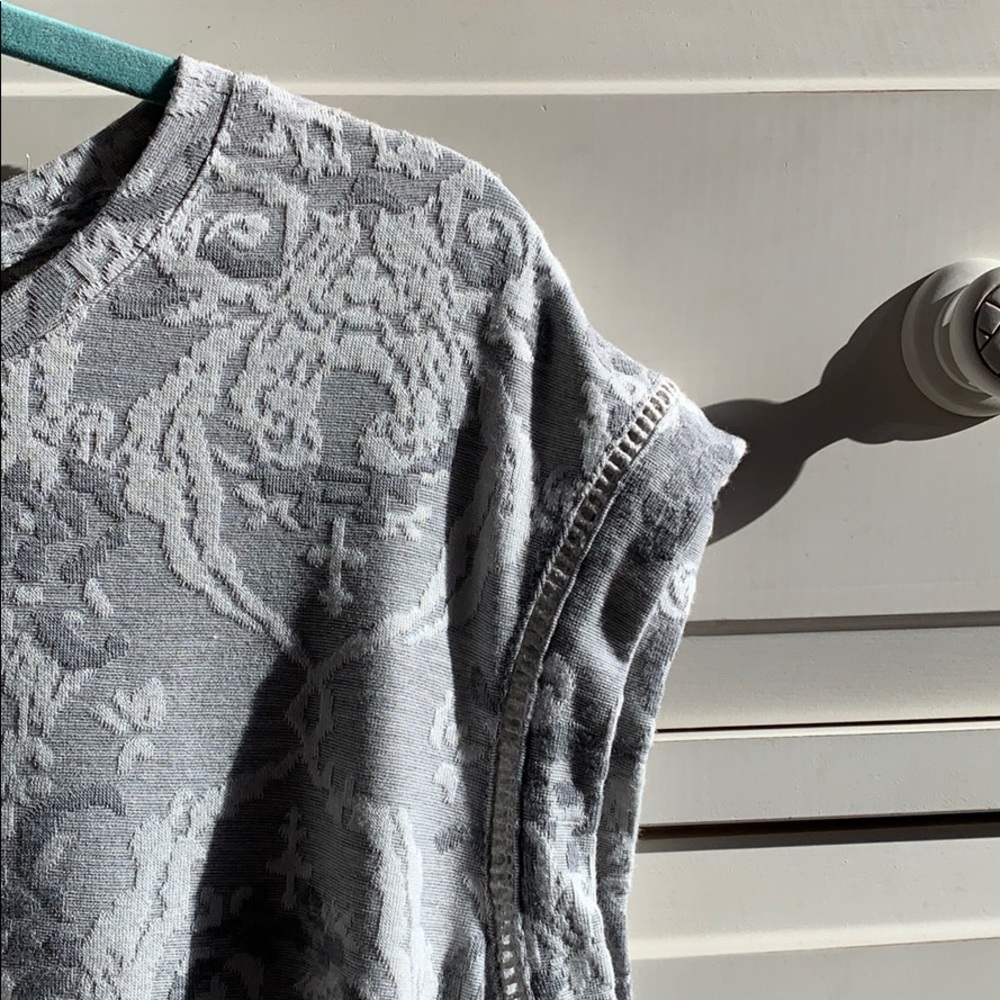 Gray patterned top - Picture 3 of 6